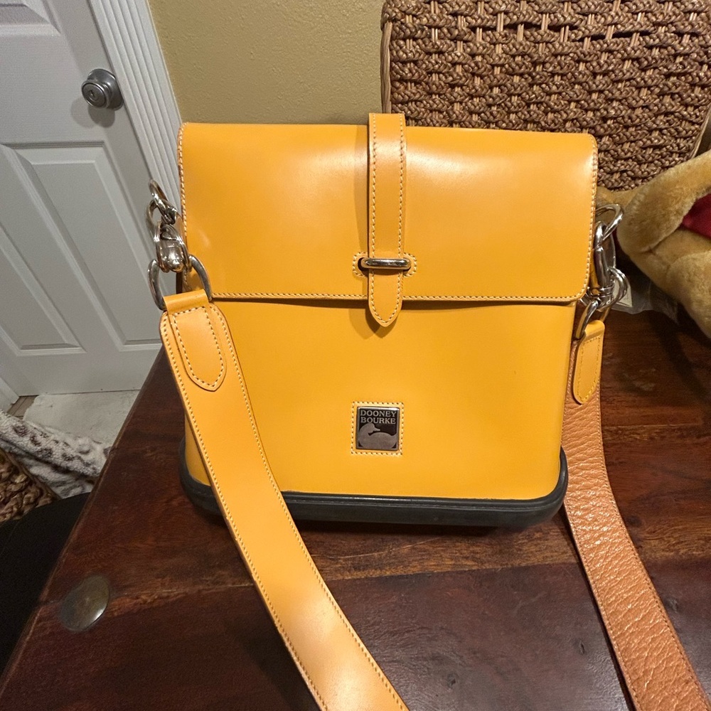 Vintage Dooney & Bourke Parasole Flap Mustard Leather  Bag - Picture 6 of 16